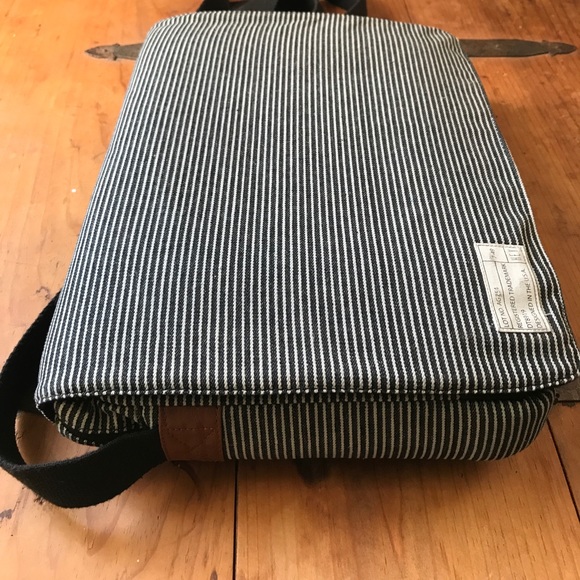Fleet MacBook Pro Sleeve w/ iPad Pocket // Black, Grey  HEX Fleet Messenger Bag