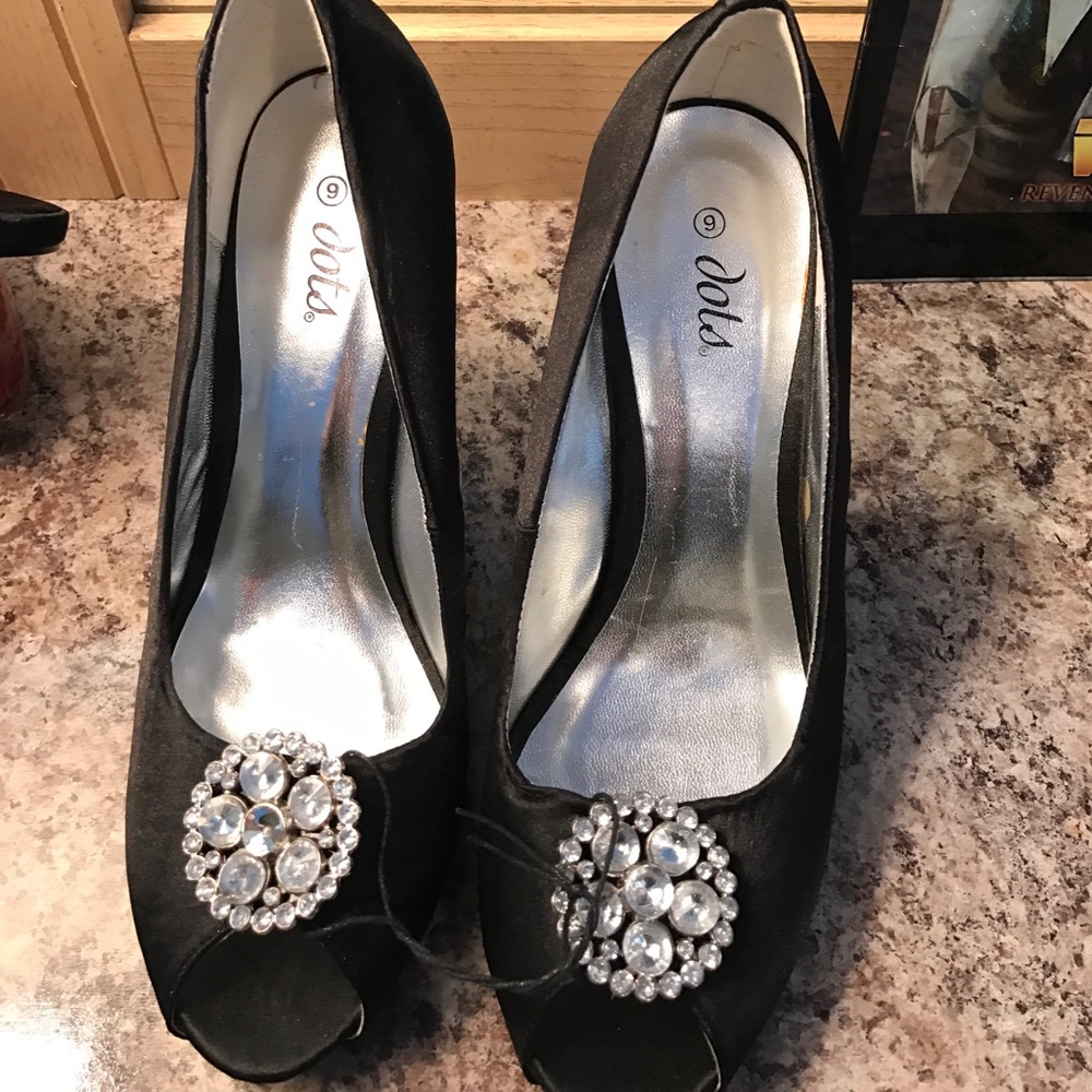 Black pumps with stones.