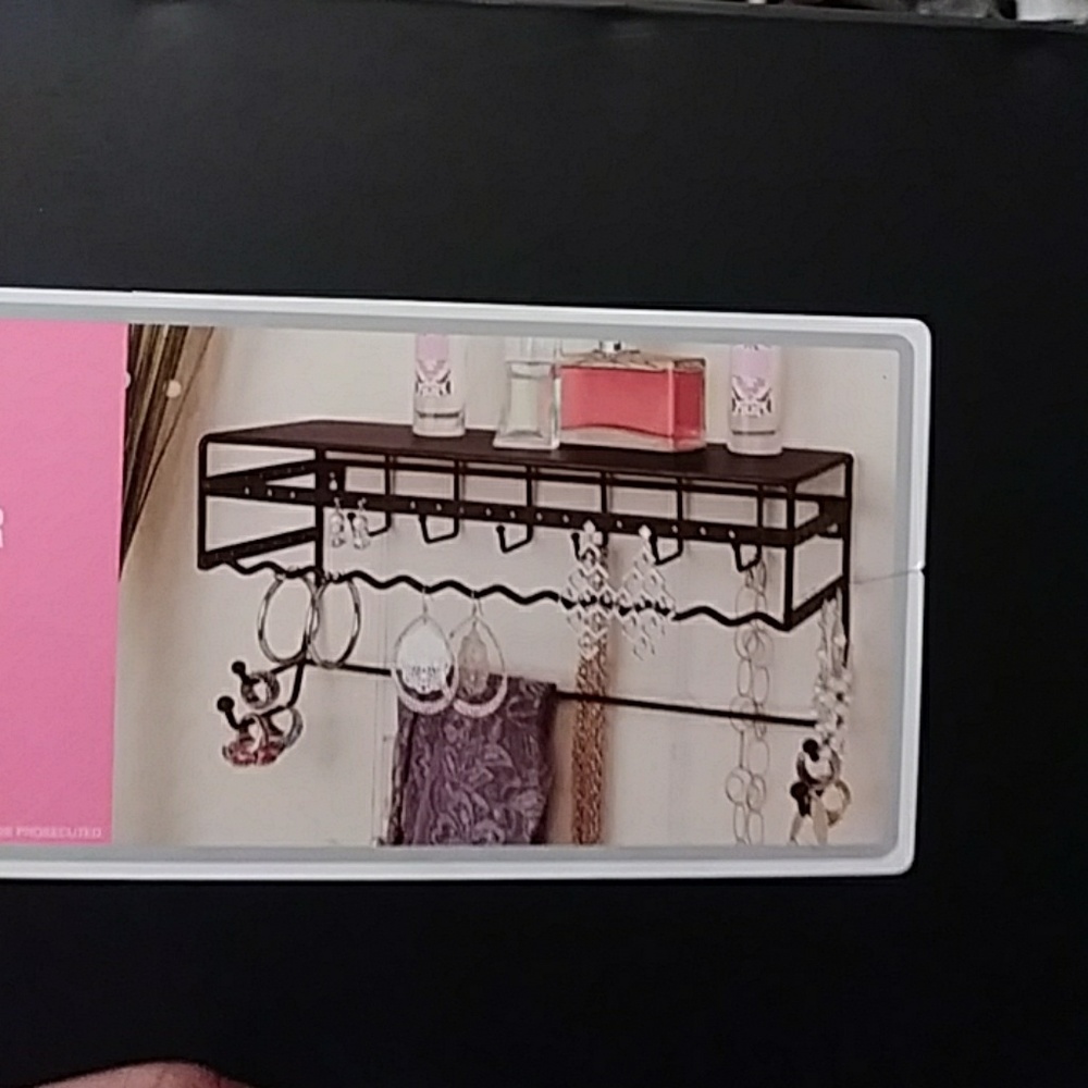 Wall mount jewelry organizer