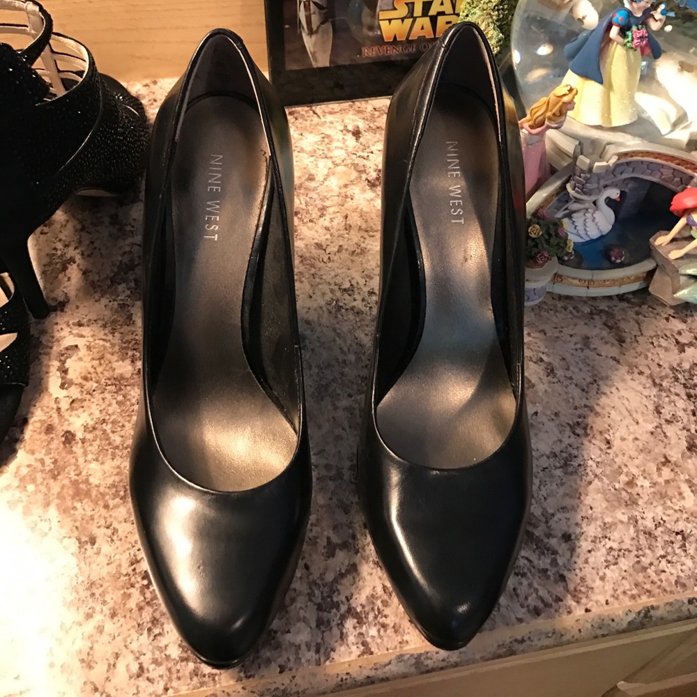 Beautiful black pumps. Barley worn.