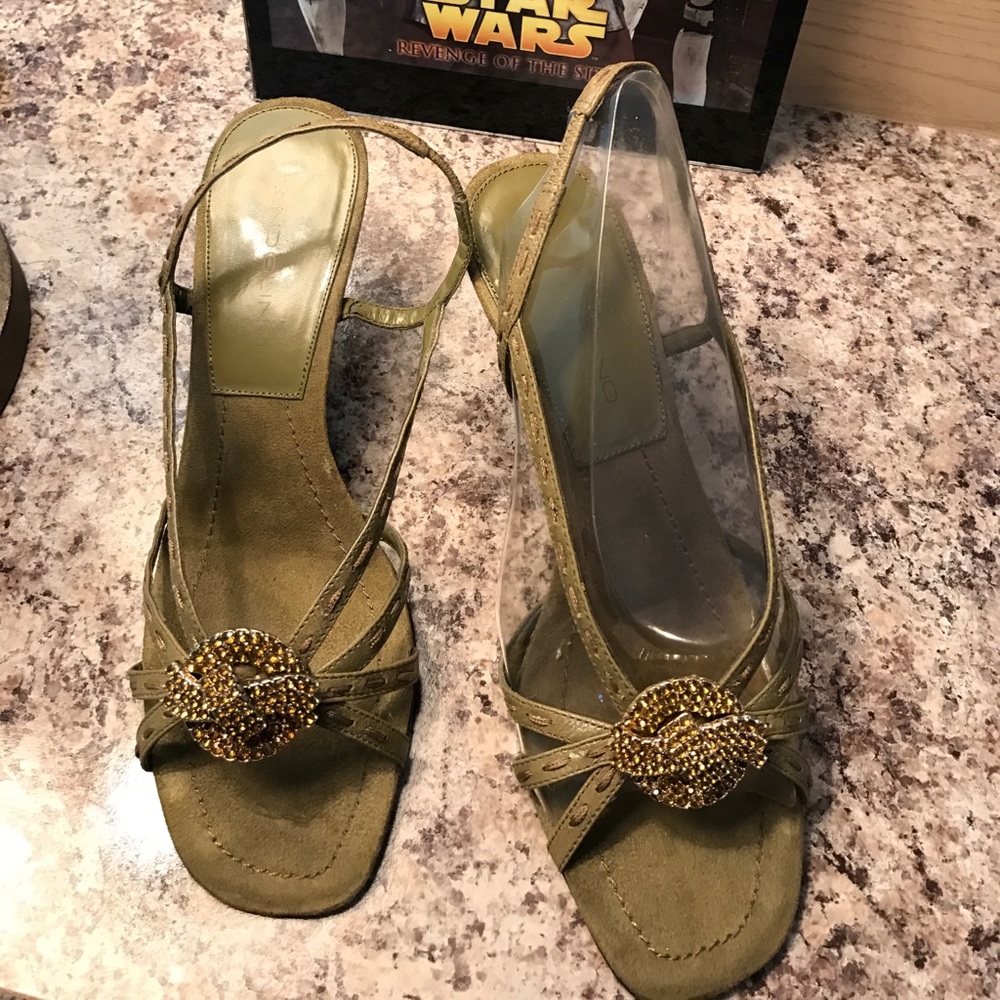 Green beautiful mother of the bride shoes.