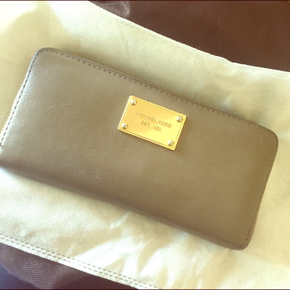 Michael Kors Jet Set Zip Around Continental Wallet