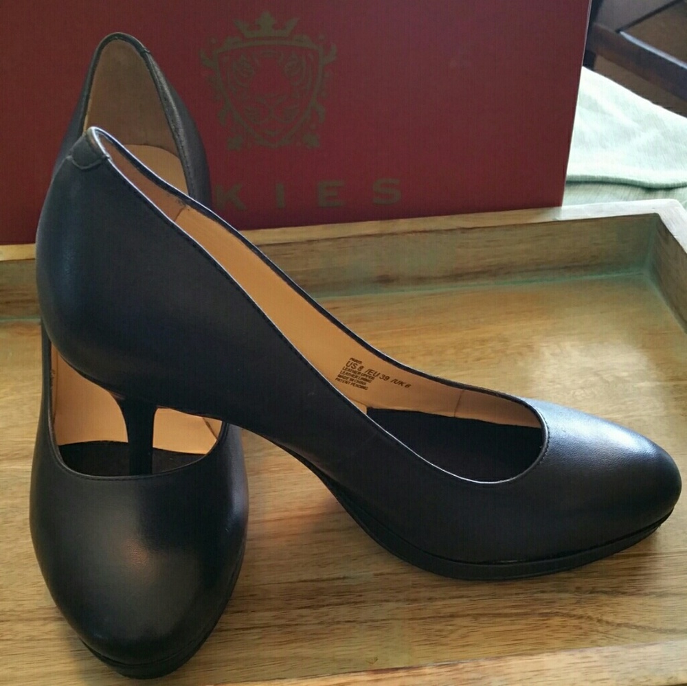 New, never worn UKIES black Napa leather pumps.