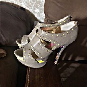 Betsey Johnson Taupe and Neon Yellow Star Heels