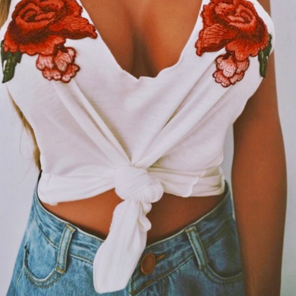 🚨FINAL SALE🚨 🌹Rose Embroidered Tie Crop Top 🌹 - Picture 2 of 3