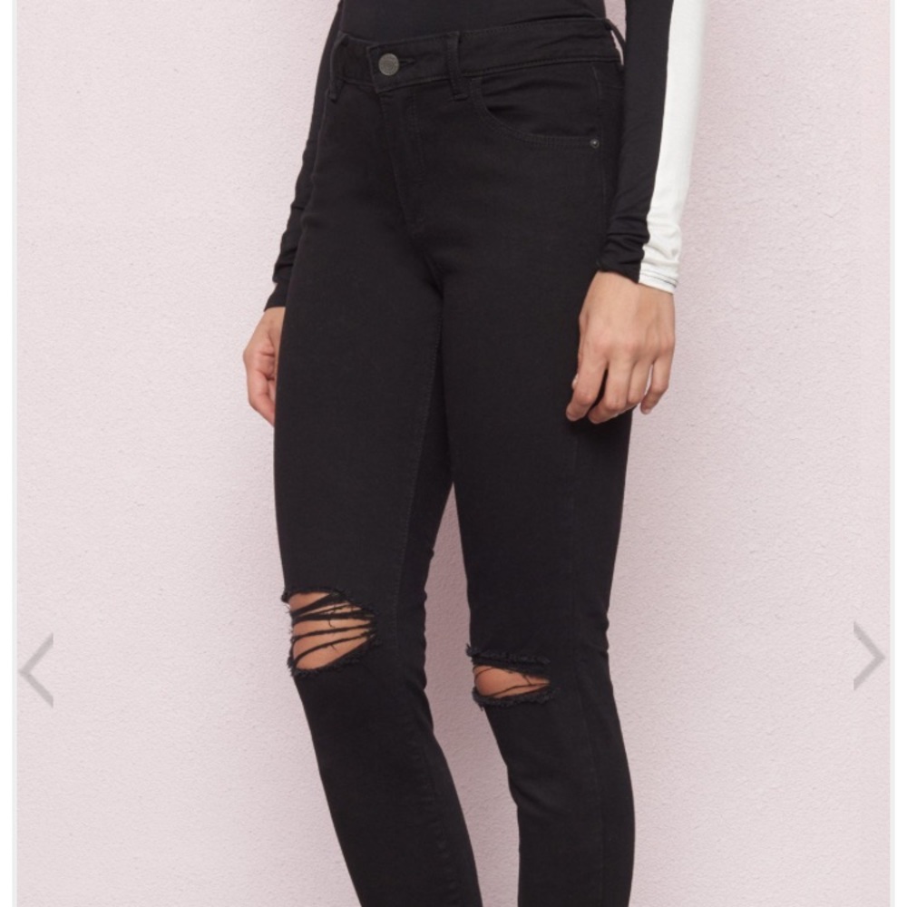 Black knee ripped high waisted jegging