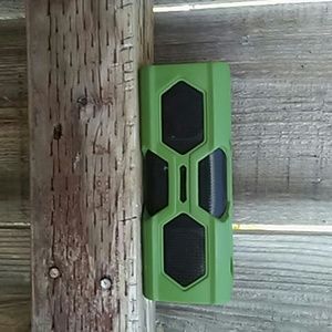 Black green speaker