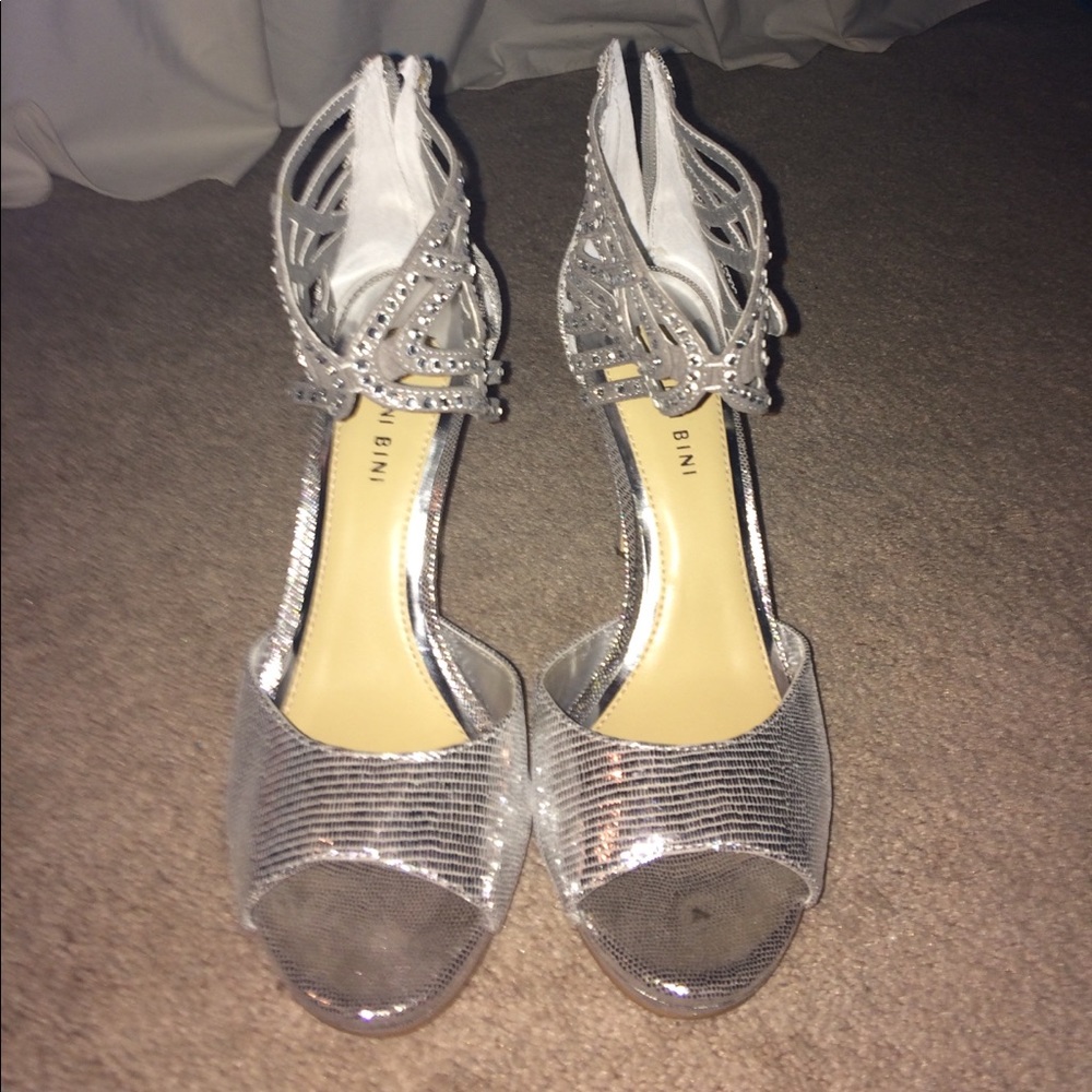Nwot Gianni Bini silver heels