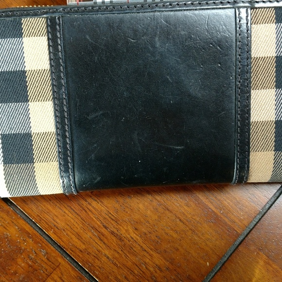 Burberry | House Check Ziggy Zip Around Wallet - Picture 2 of 4