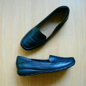 Women's Black Leather Loafers w/ 1in Heel