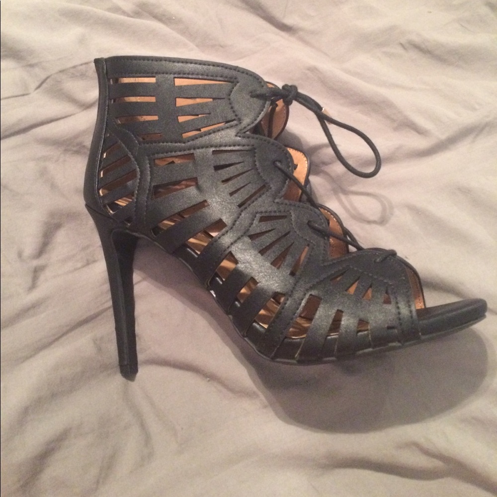 Black strappy heels- NWOT - Picture 2 of 5