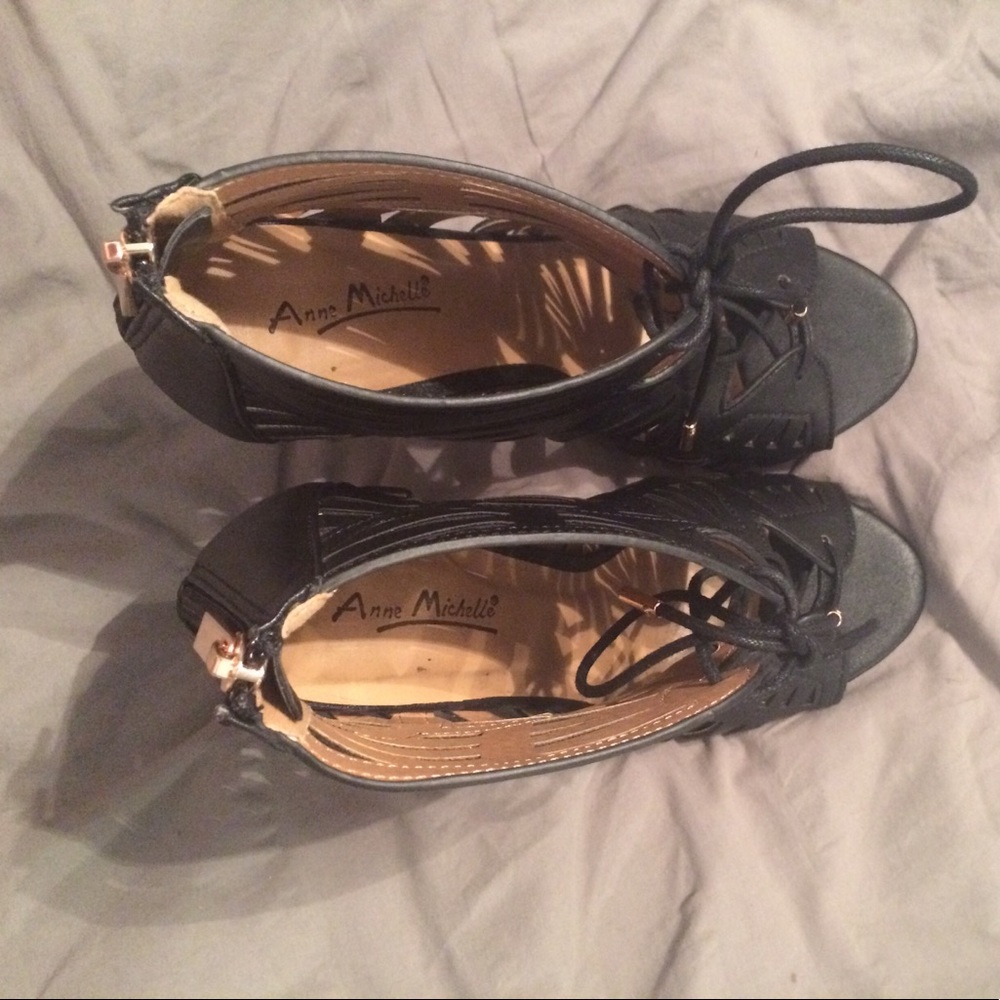 Black strappy heels- NWOT - Picture 3 of 5