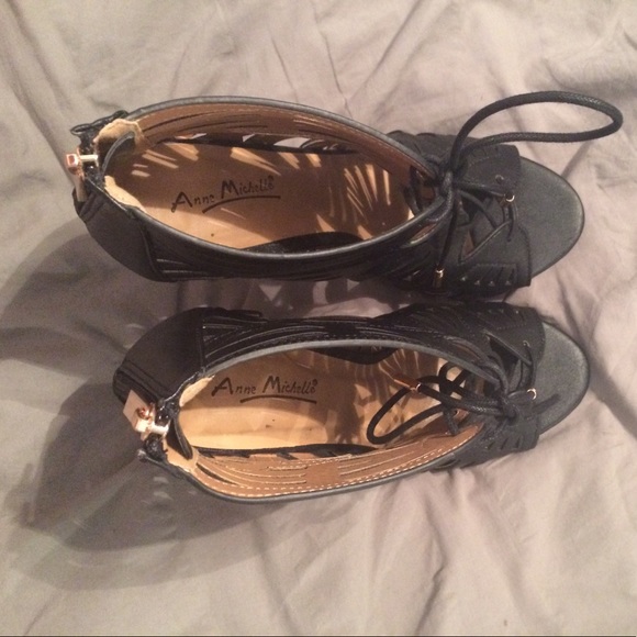 Black strappy heels- NWOT - Picture 3 of 5