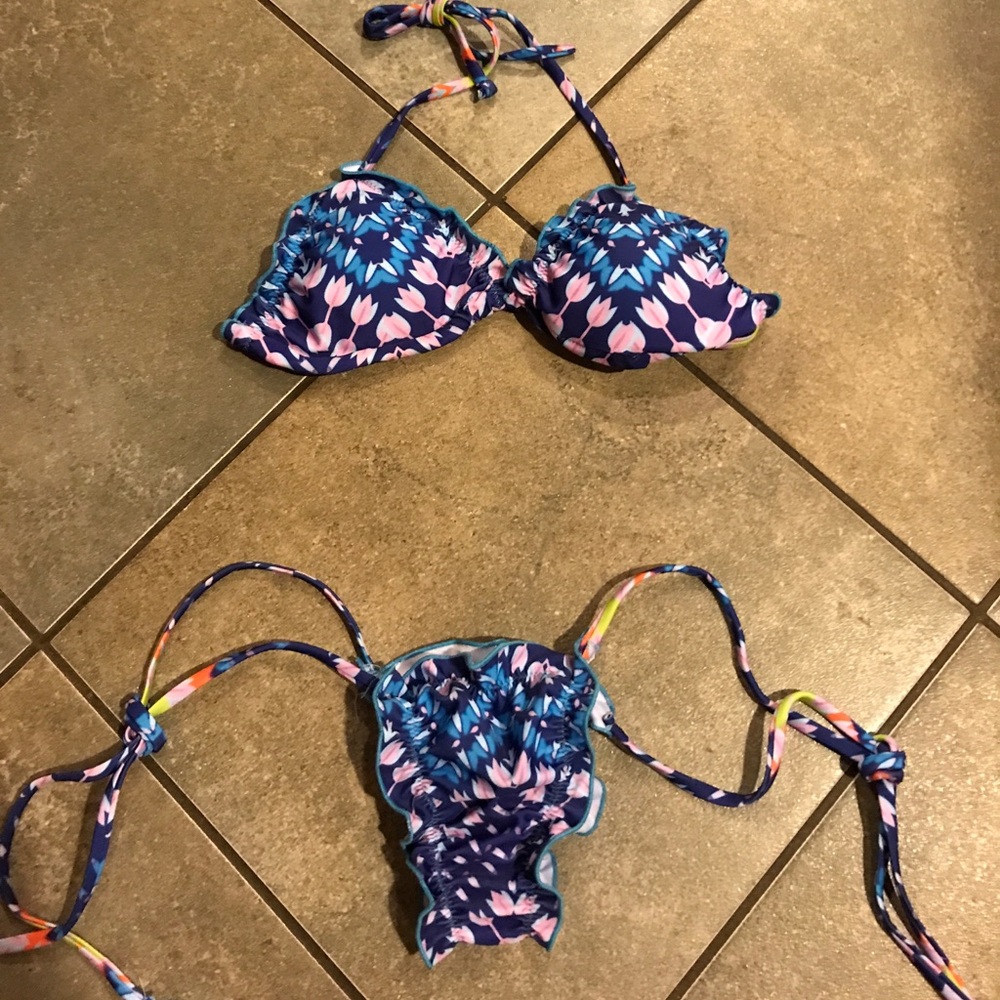 👙NWOT Super cute cheeky bikini set with tassels👙