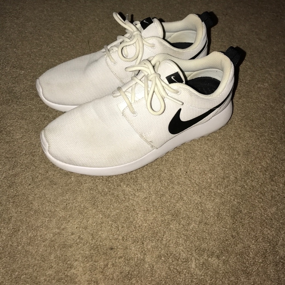 white nike roshes