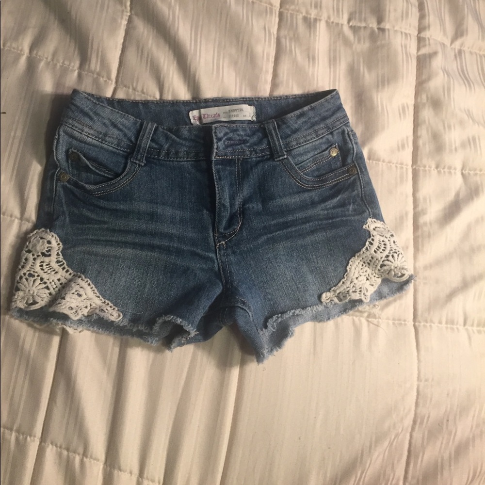 Jean shorts with vintage pace on the sides.