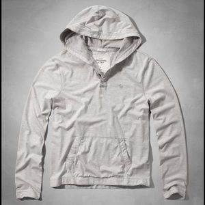 A&F Men's Blake Peak Hoodie Tee in Light Grey