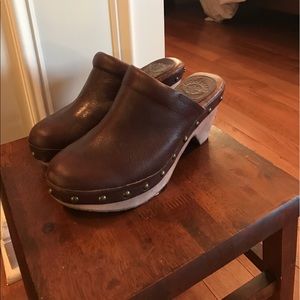 Lucky Brand Size 7 100% leather clogs