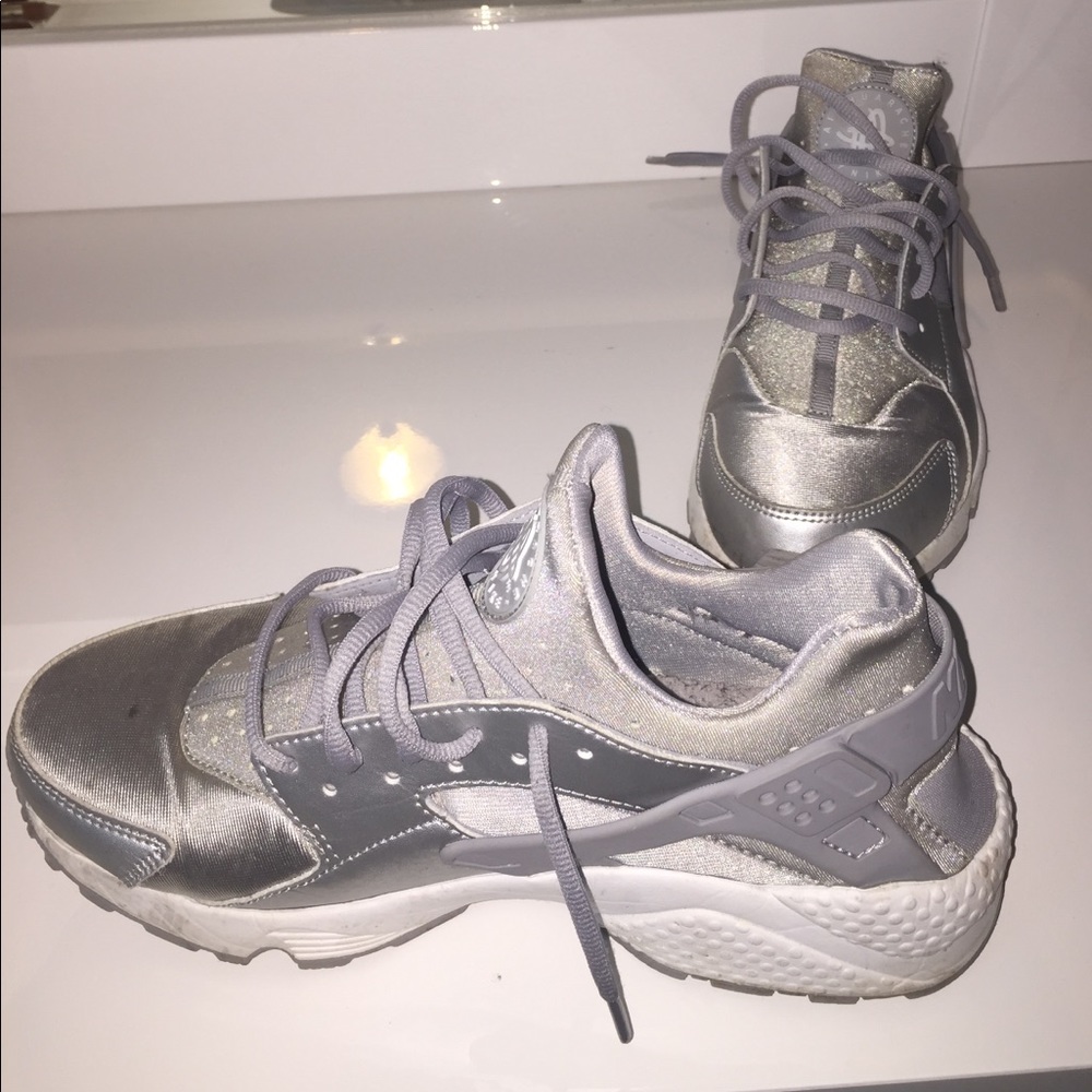 Nike huarache run silver