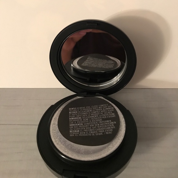 MAC STUDIO TECH FOUNDATION never opened - Picture 2 of 4