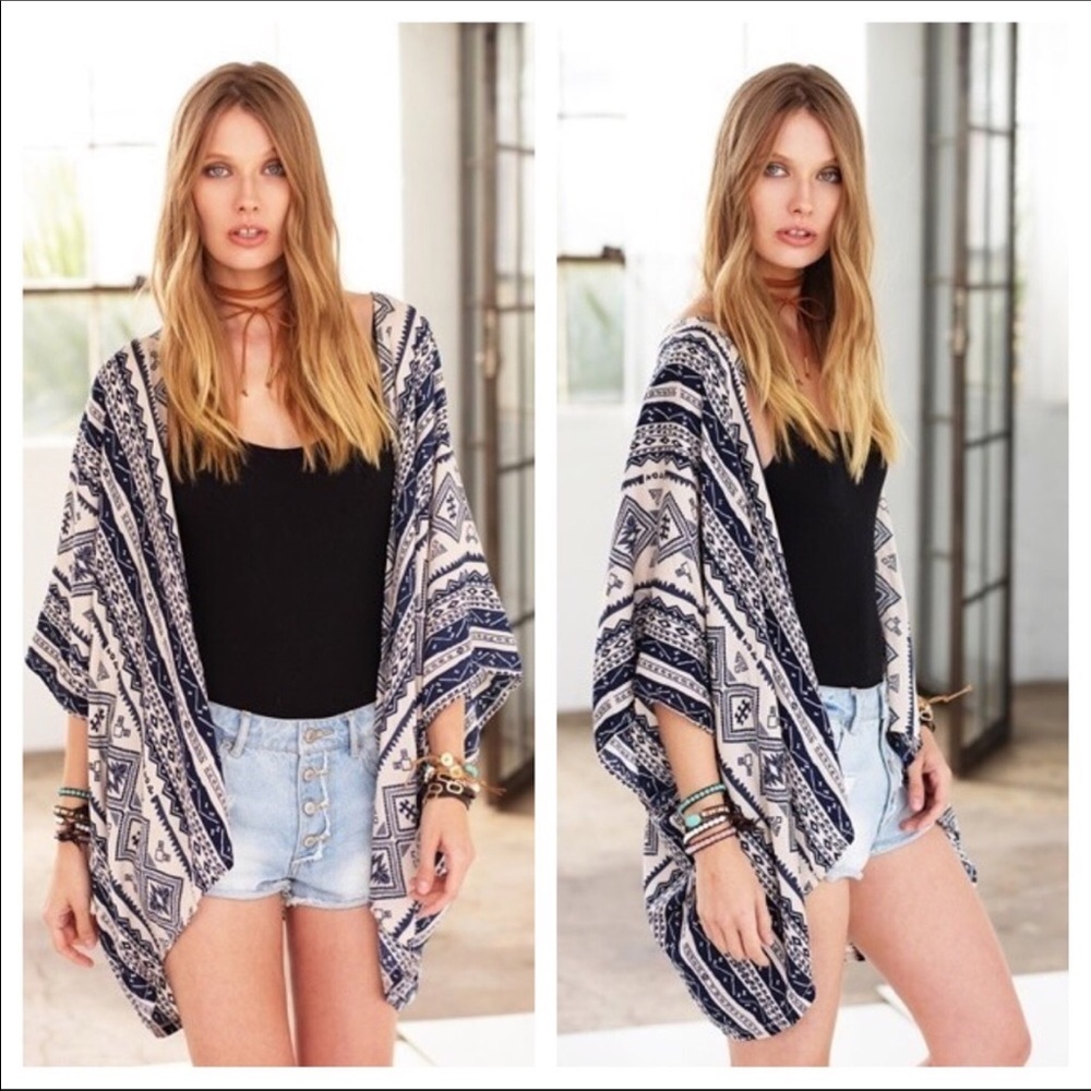 ✨JUST IN✨Black and White Aztec Print Kimono