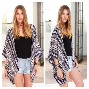 ✨JUST IN✨Black and White Aztec Print Kimono
