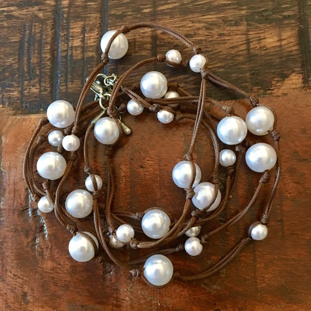 Pearl-strung tan long Necklace