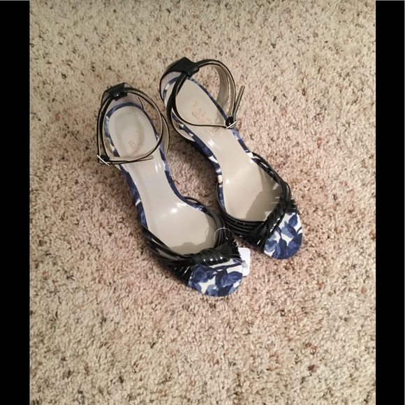 NWT Fun Strappie Linen Sandals - Picture 2 of 4