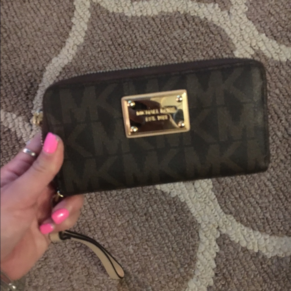 Michael kors wristlet