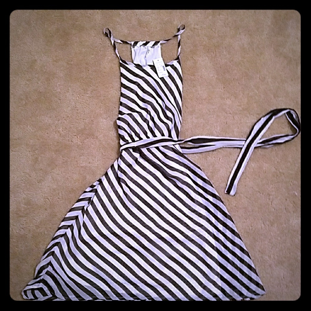 BLACK AND WHITE SUNDRESS.