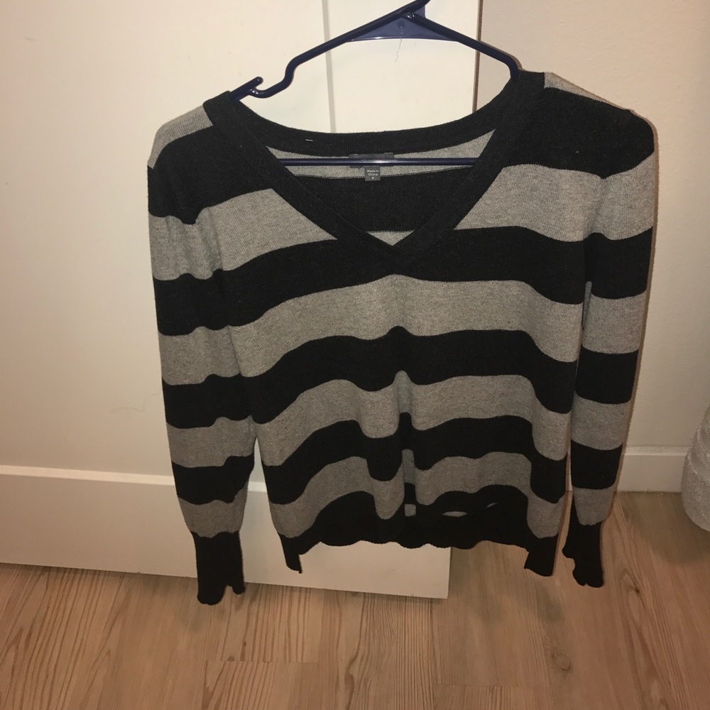 BLACK AND WHITE STRIPPED SWEATER