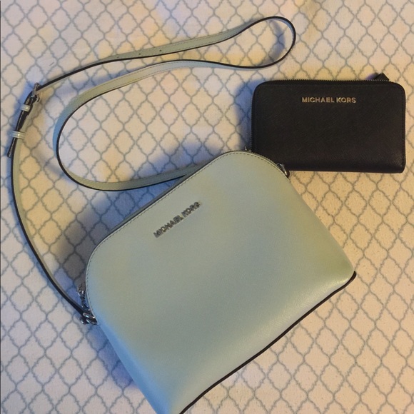Michael Kors Handbags - Authentic Micheal Kors Cindy dome crossbody