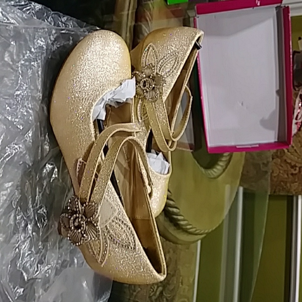 Girls size 2 dress shoes beautiful Champagne shoes