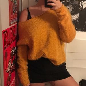 🌻🌻BEAUTIFUL YELLOW SWEATER🌻🌻