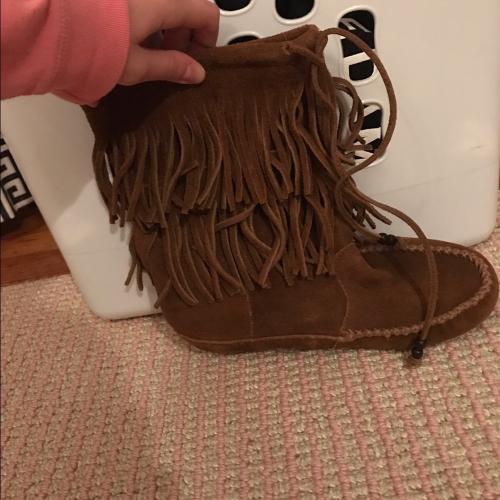 Minetonka frilly boots