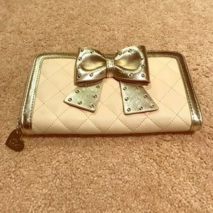 Cute Betsy Johnson Wallet!