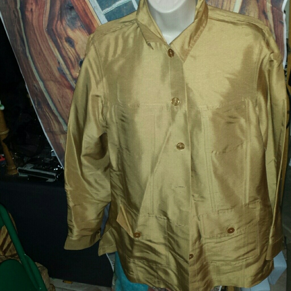 Ladies button down blouse.  Size 6.