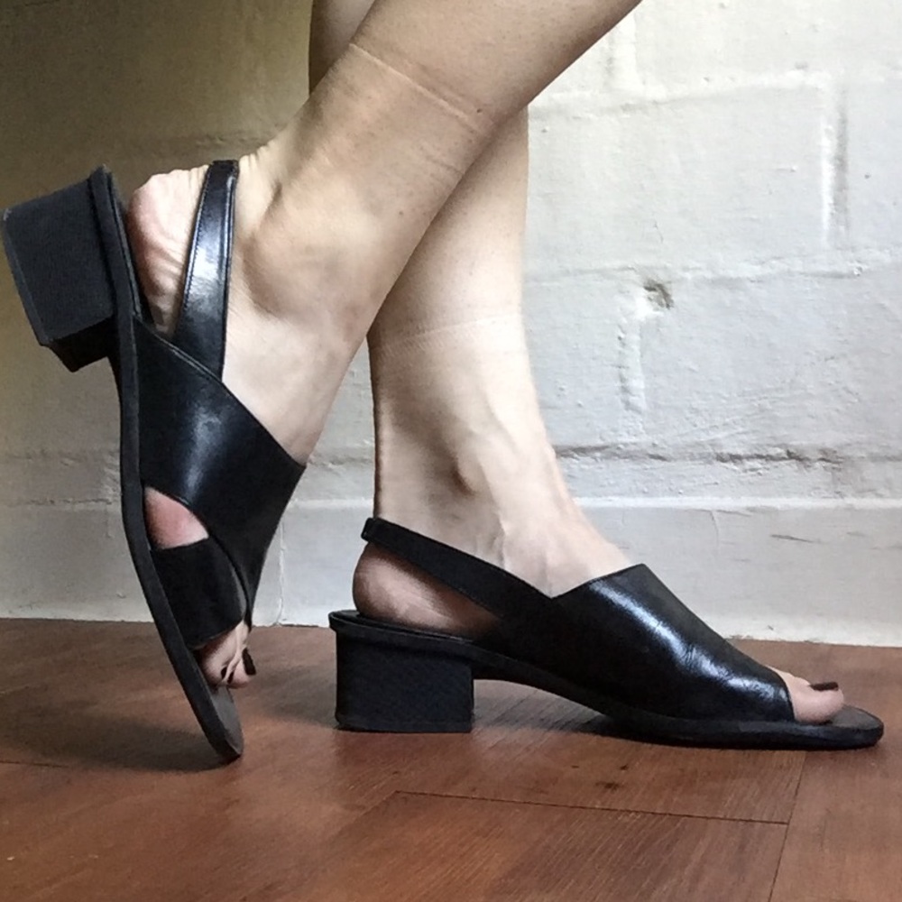 HEELED BLACK LEATHER SANDALS