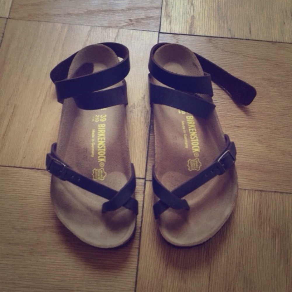 💕💜ISO BIRKENSTOCK SIZE 9💜💕