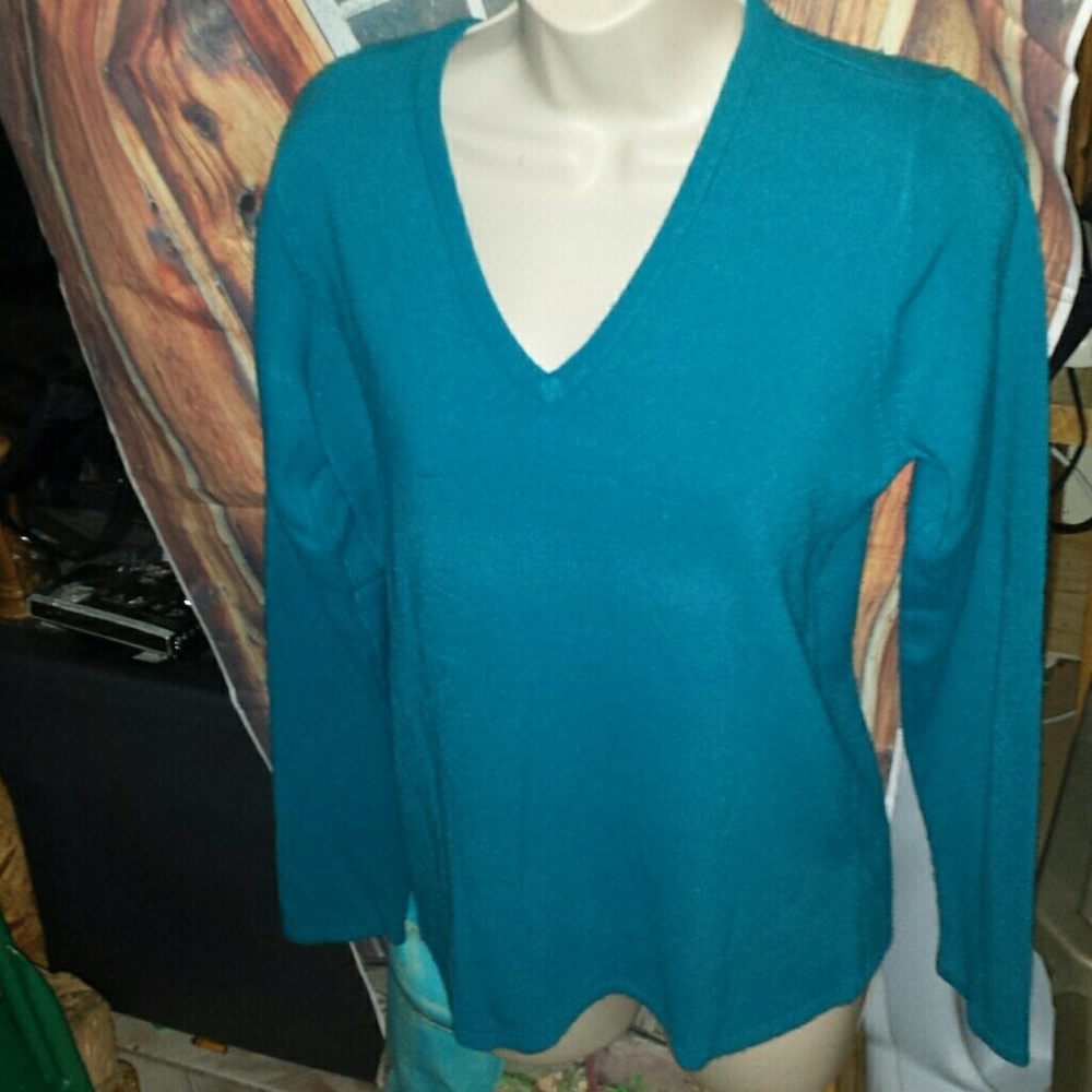 Ladies v neck sweater. Size small