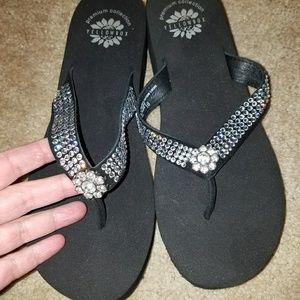 Yellow Box Premium Verona Flips, size 10