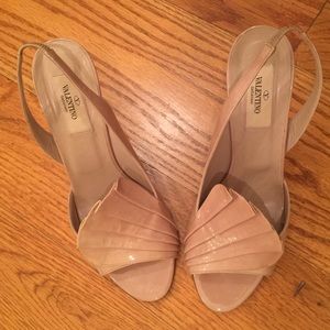 🎉HP🎉 Valentino patent leather heels, Beige