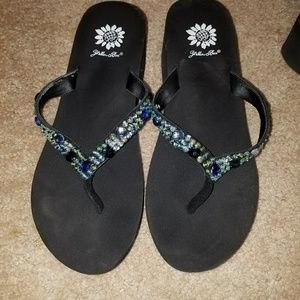 Nearly New Yellow Box Twiggy Flips, size 9