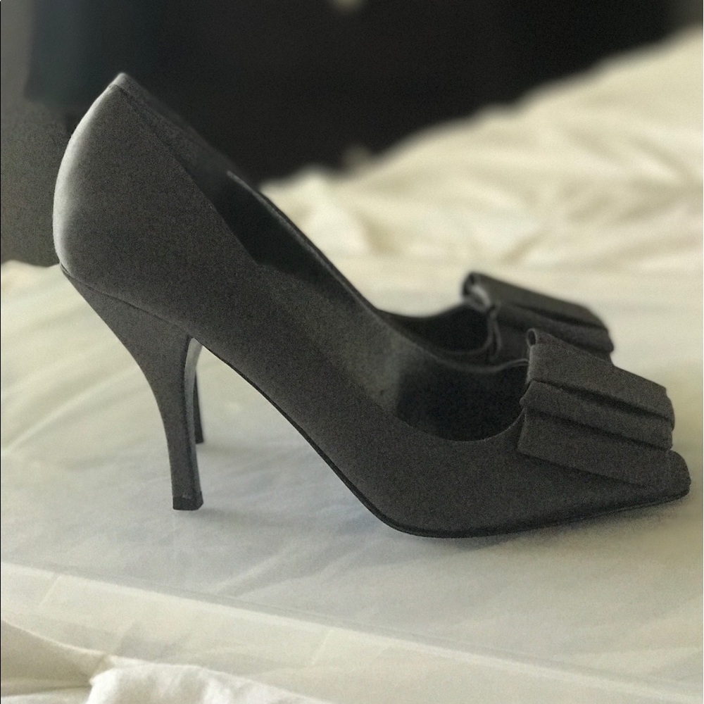 GRAY SATIN PUMPS-SIZE 8