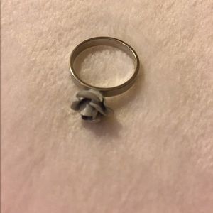 Gray rose ring