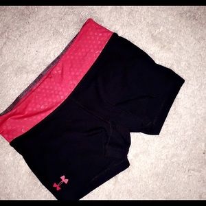 Under armor fitted shorts red and black size small