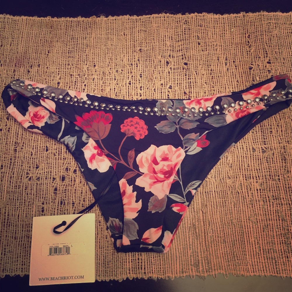 NWT Beach Riot Stud bottom