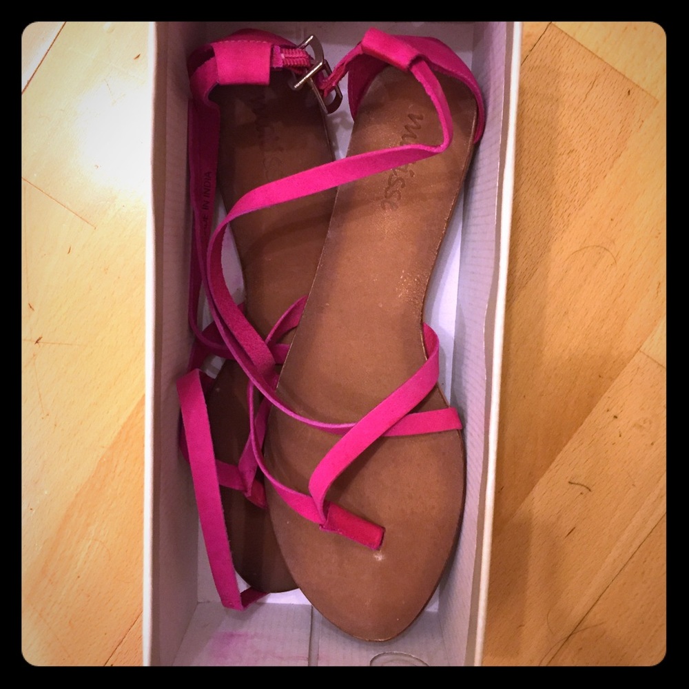 Never worn Matisse fuschia sandals!