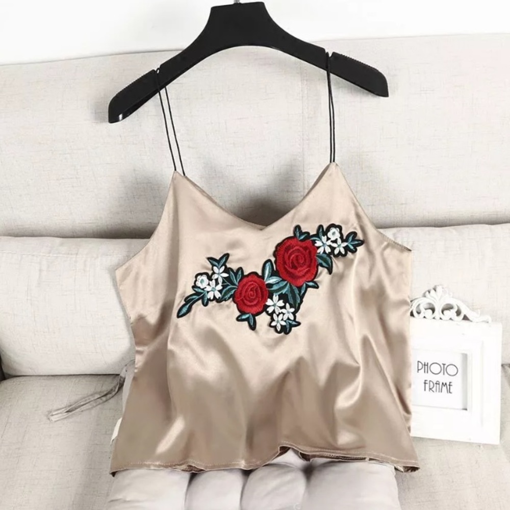 ❤️MAKE OFFER!❤️🆕 Floral Appliqué Gold Tank Top