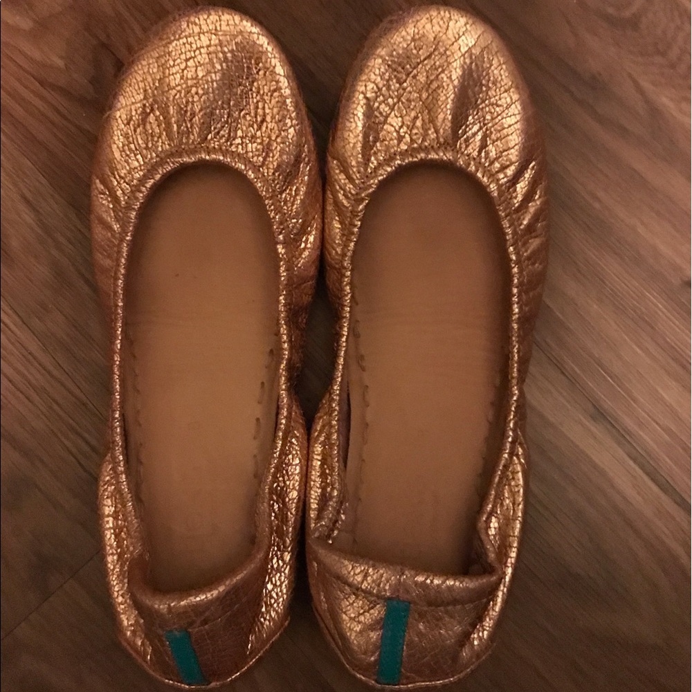 Size 8 gold metallic tieks